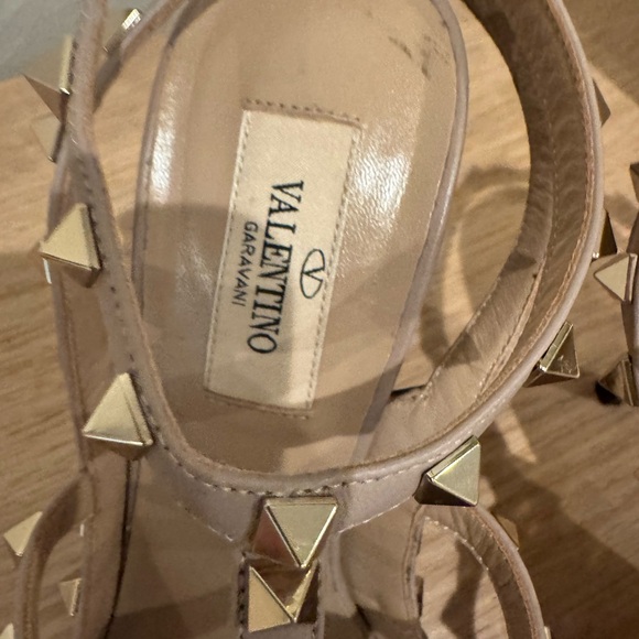 Valentino Garavani Navy and Beige Rockstud Pointed-Toe Strappy Pumps - Picture 5 of 16